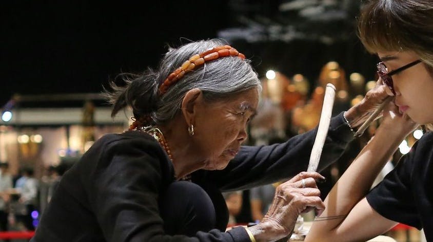 Apo Maria Whang-od Oggay er 106 år og Vogues nye forsidemodel. 