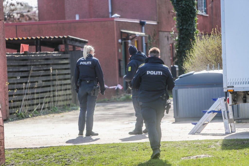Lørdag eftermiddag er politiet mødt talstærkt op i Albertslund, hvor de er i gang med at undersøge et mistænkeligt dødsfald i Hyldespjældet.