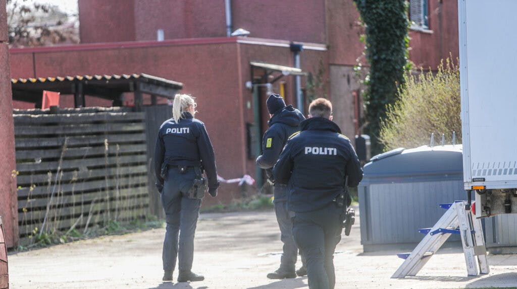 Lørdag eftermiddag er politiet mødt talstærkt op i Albertslund, hvor de er i gang med at undersøge et mistænkeligt dødsfald i Hyldespjældet.
