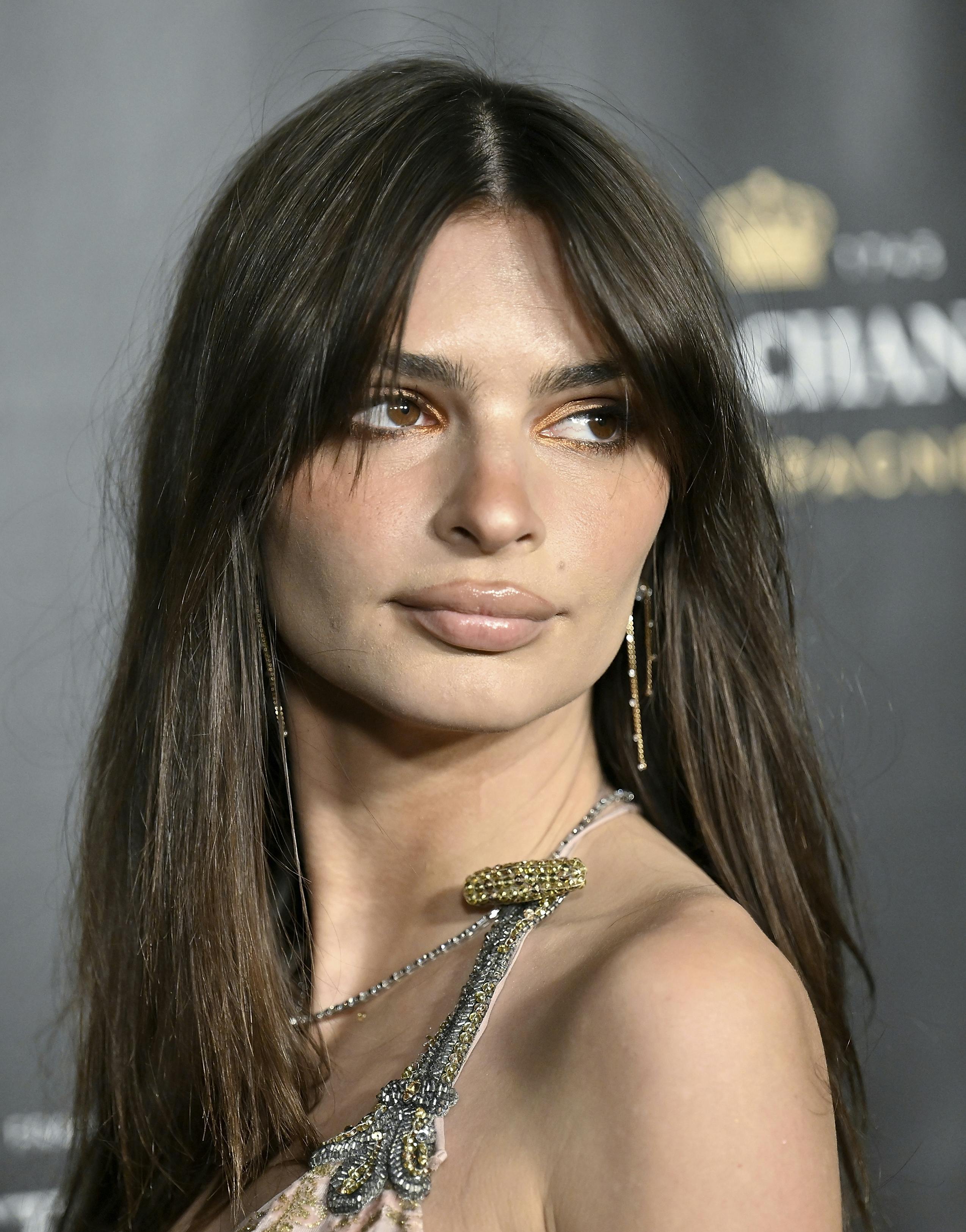 Emily Ratajkowski måtte angiveligt tigge om tilgivelse hos Harry Styles' ekskæreste Olivia Wilde efter det famøse kys på gaden i Tokyo. 