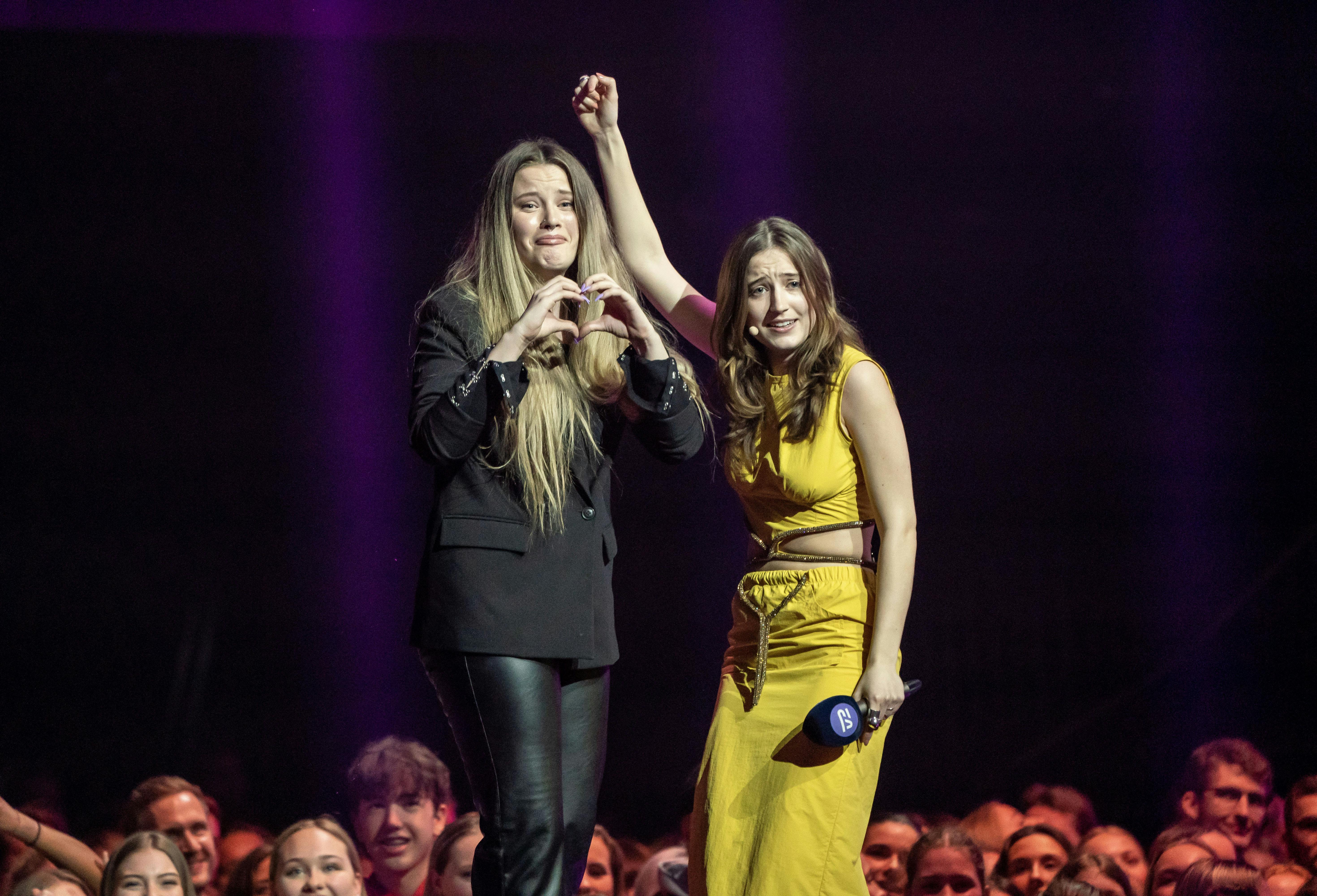 Sådaaaaan! Mens Fanny Leander Bornedal, 22, fik hele K.B. Hallen og TV 2 Echo-seerne til at tro, at 23-årige Laura Lindell var en helt almindelig pige, kunne SE og HØR ikke stå for sangstemmen, og tjekkede derfor op på hendes fornemme fortid.