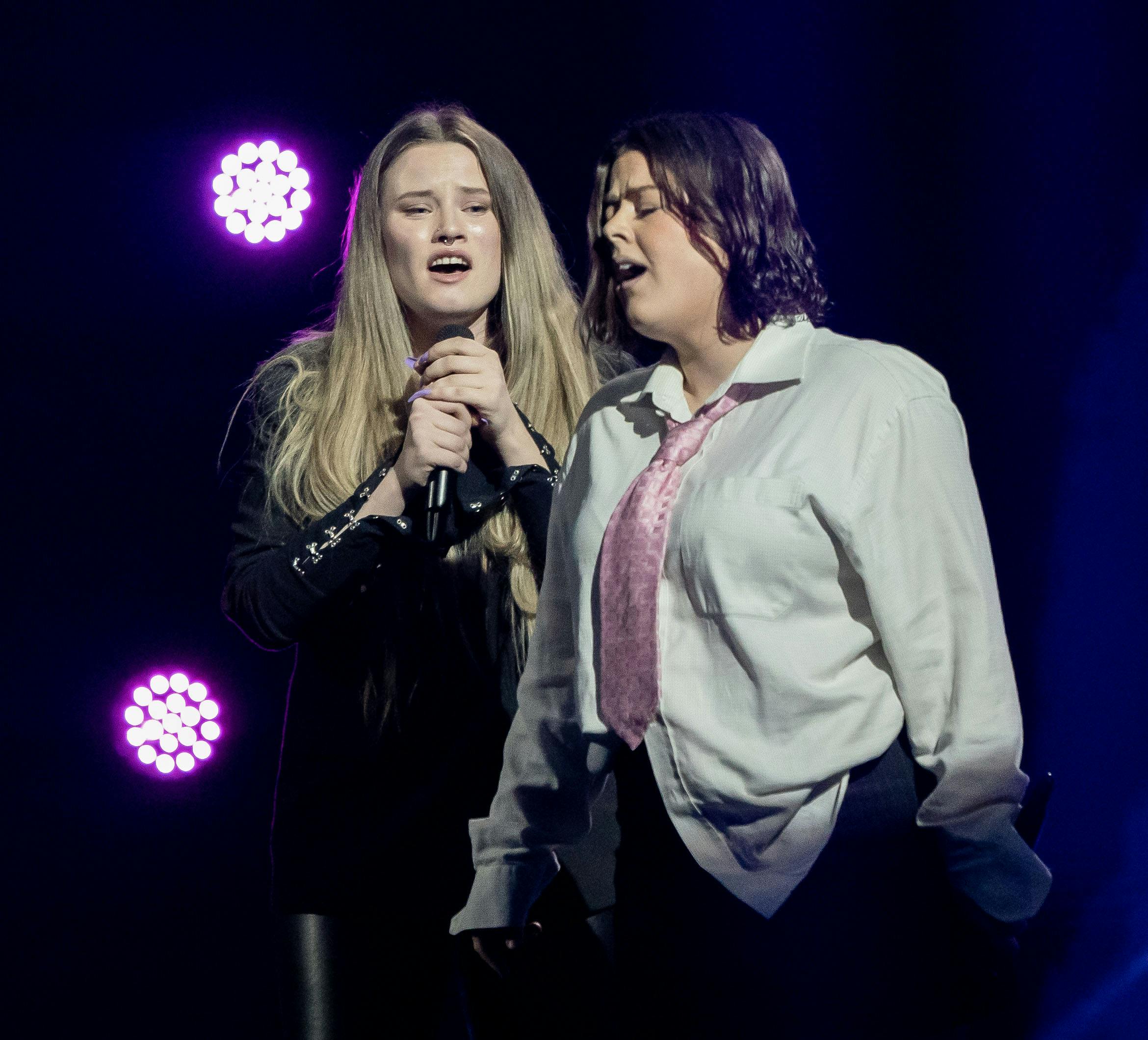 Laura sang "Nudes" sammen med den danske superstjerne Jada&nbsp;

