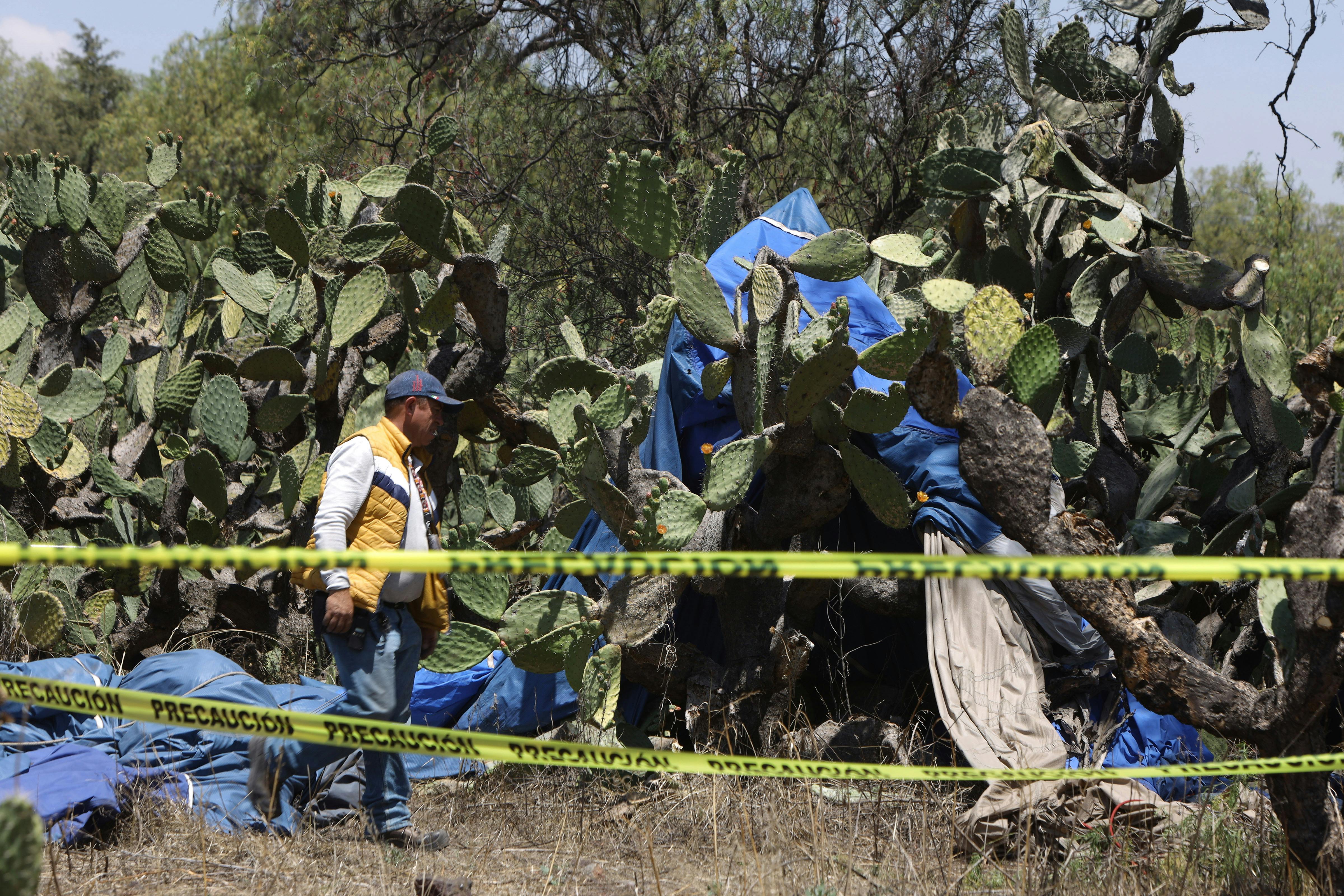 Resterne af den brændte og nedstyrtede ballon ses her. Faren på 50 år og moren på 38 omkom i ulykken, som stadig efterforskes af politiet. 