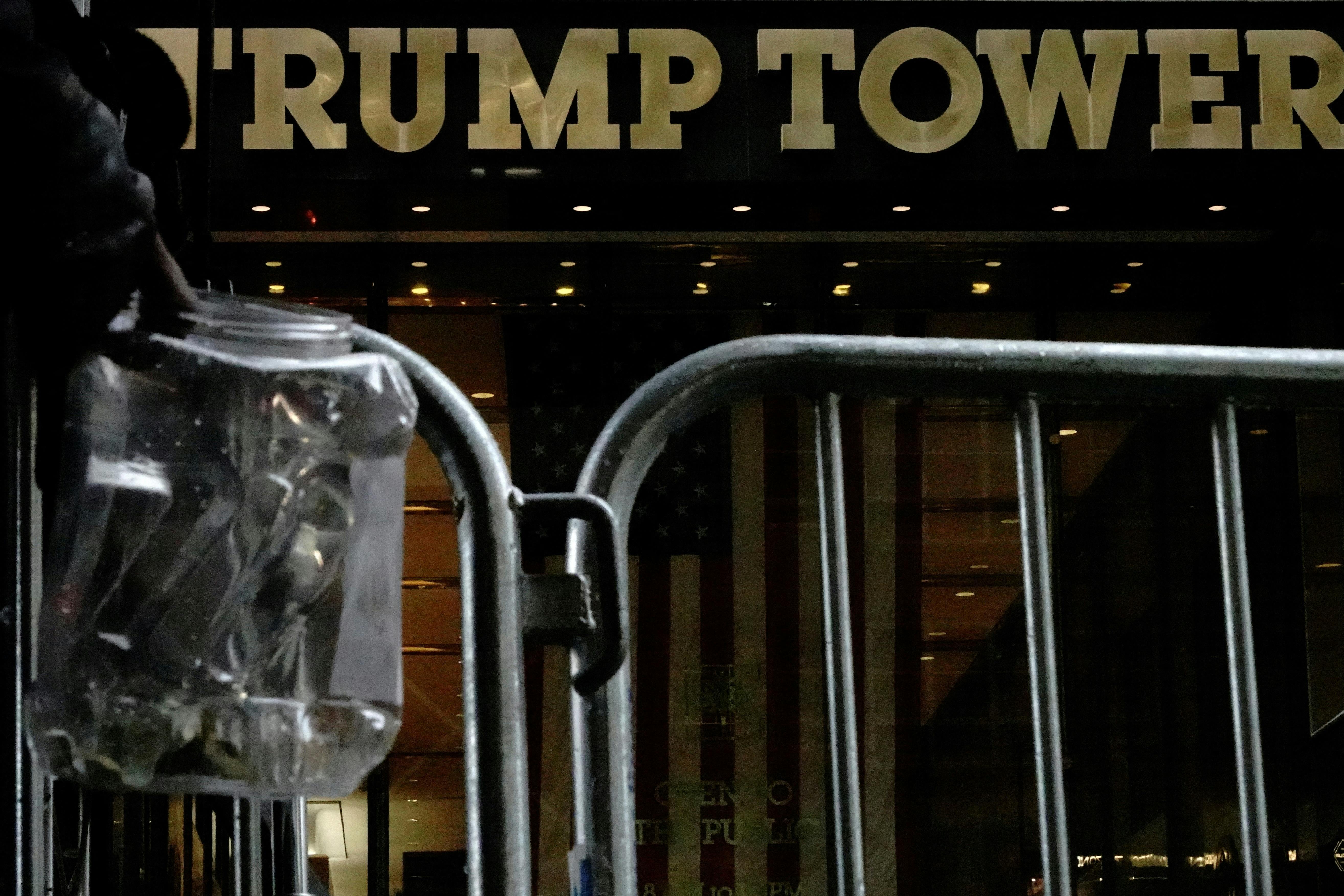Politiet i New York forbereder sig på mulige demonstrationer i forbindelse med Donald Trumps overgivelse, skriver nyhedsbureauet Reuters.