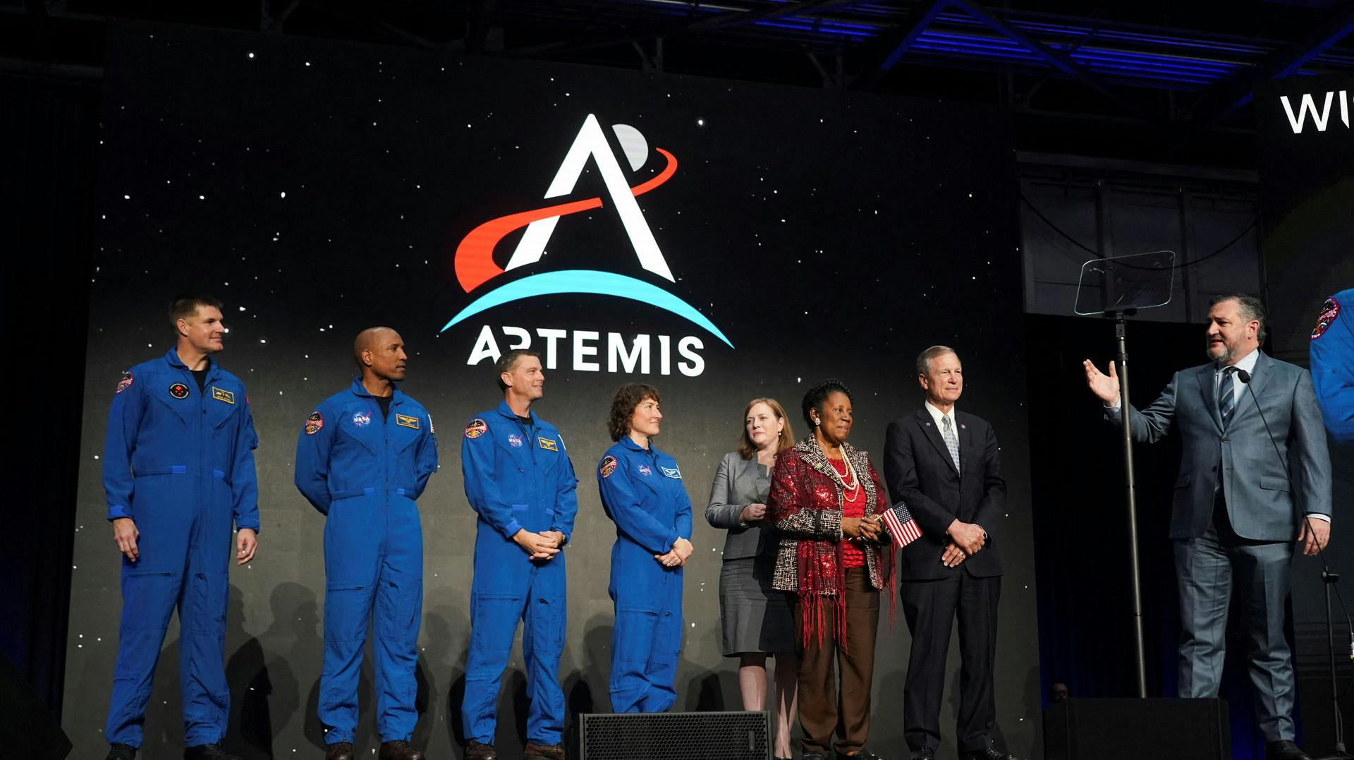 Det er første gang, at en kvindelig astronaut skal flyve rundt om månen.