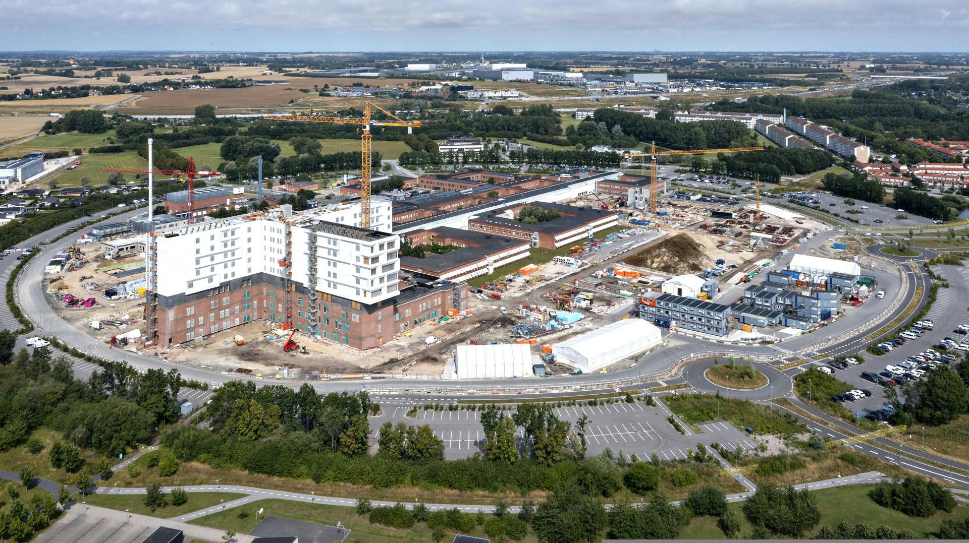 opføres i etaper som en udvidelse af det eksisterende hospital.