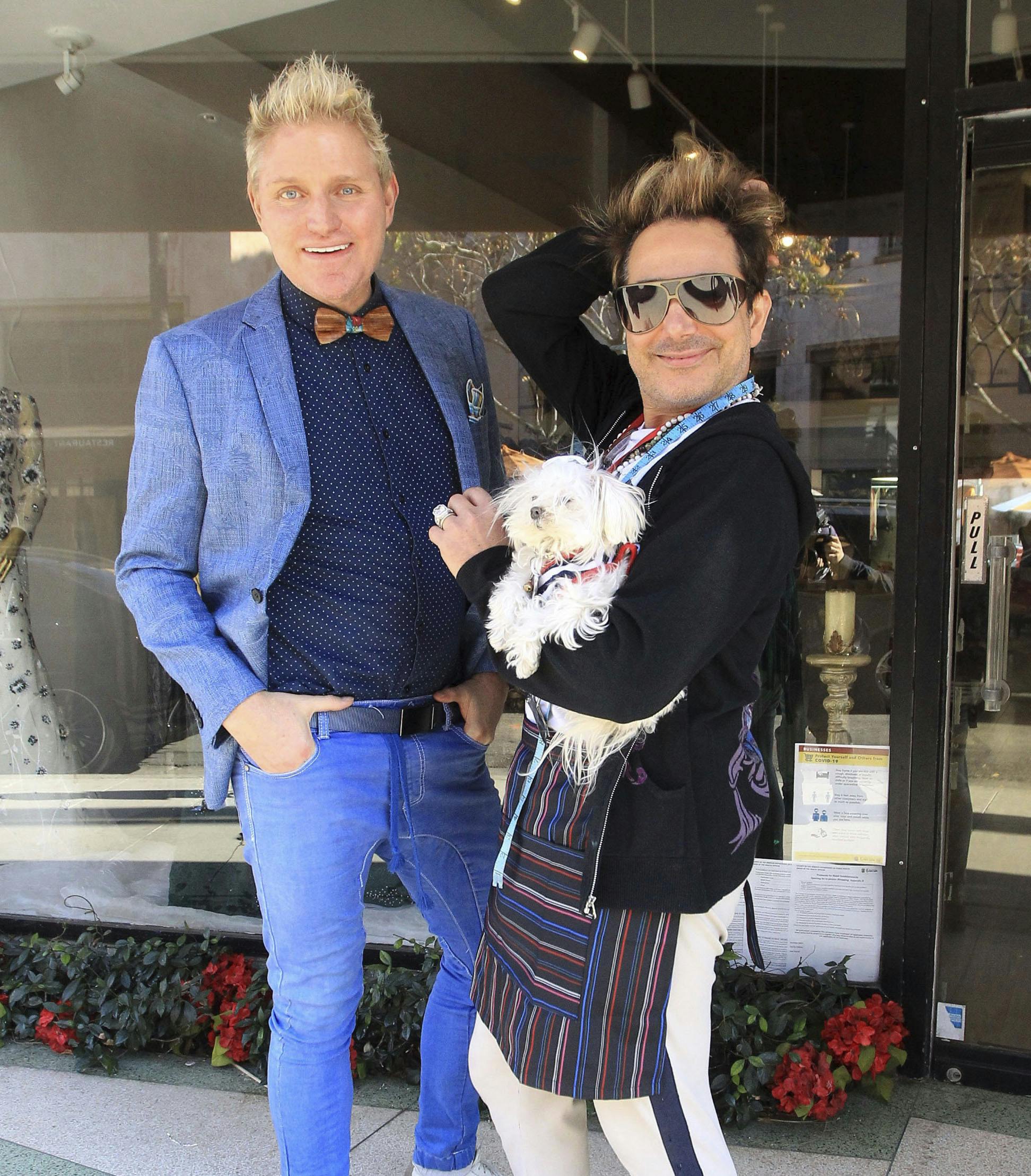 Designerparret, Patrik Simpson og Pol Atteu, der også har en tøjbutik på i Beverly Hills, kendte Anna Nicole Smith personligt. - Hun sagde altid, at jeg skulle fortælle hendes sande historie, når hun en dag døde, fortæller Simpson (tv.). 