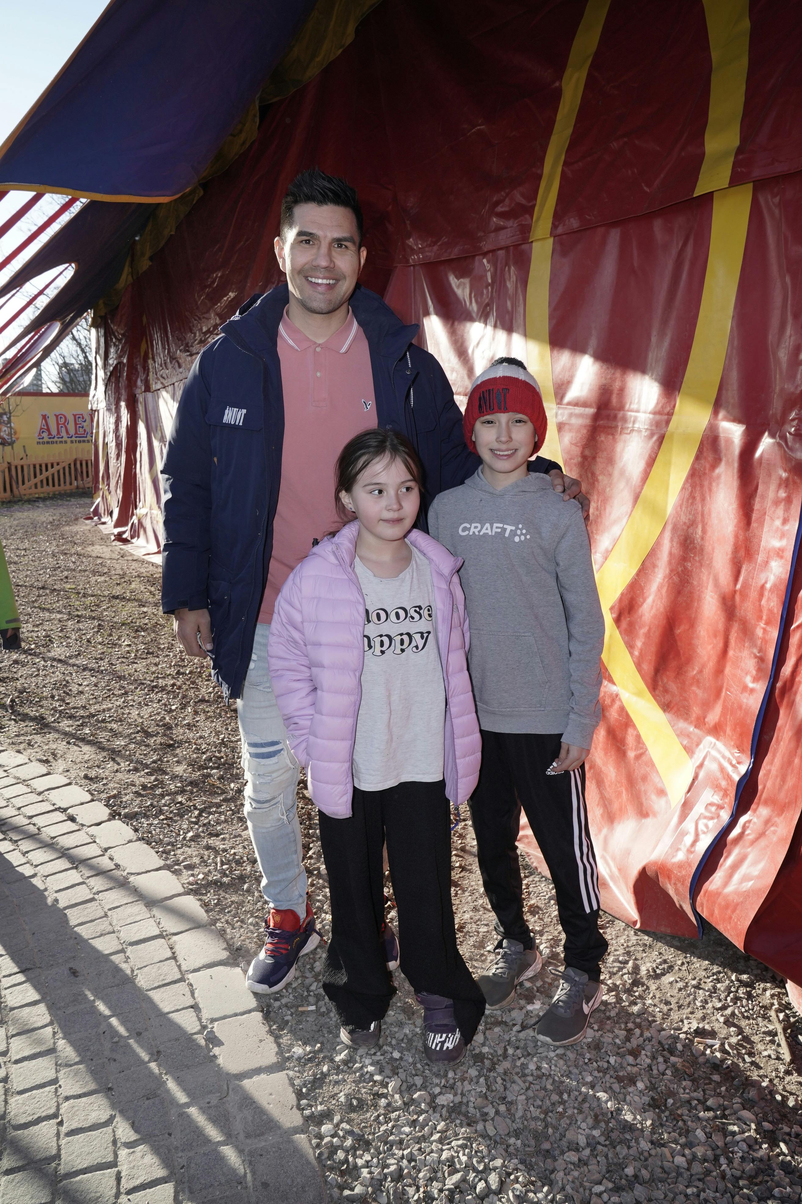 Julie Berthelsens mand Minik Dahl Høegh og deres to børn var mødt op for at overvære mors premiere mandag. - De er kommet i dag i en uge, fordi de har påskeferie, men ellers er det Facetime, siger Julie Berthelsen. 