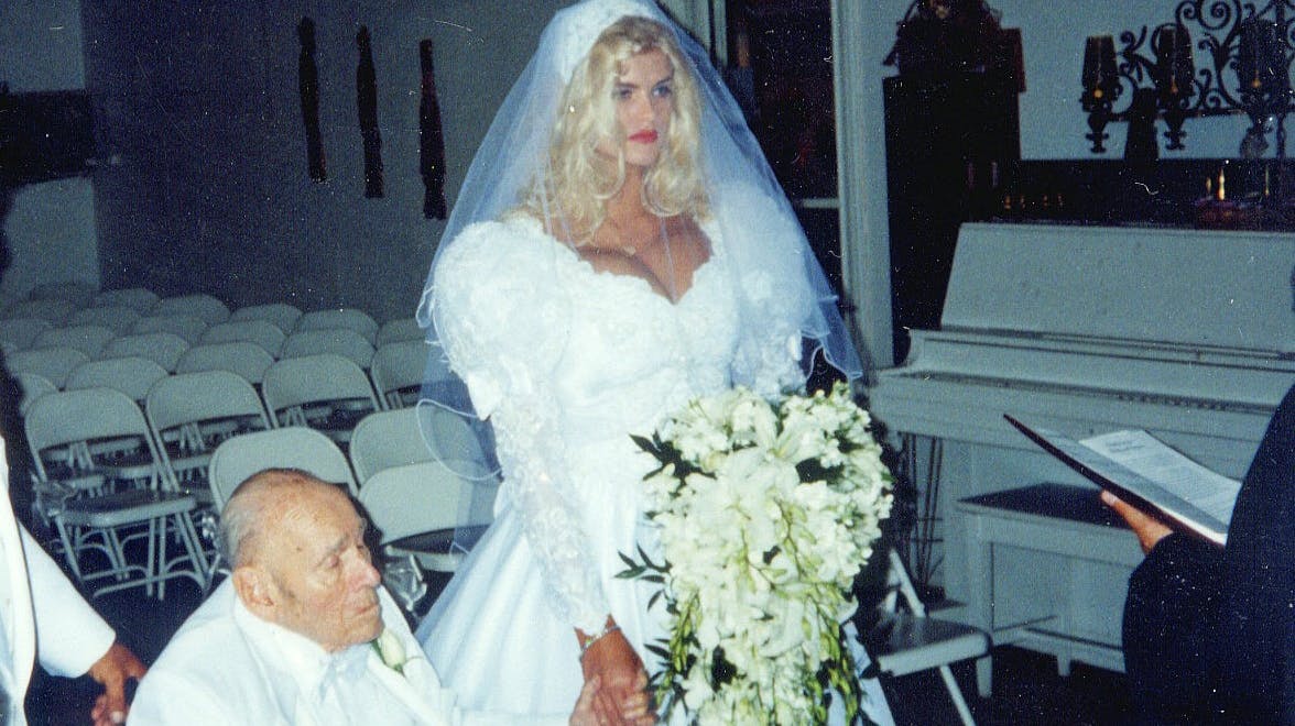 Vielsen mellem Anna Nicole Smith - der dengang var 26 år gammel - og rigmanden J. Howard Marshall forargede store dele af verden. 