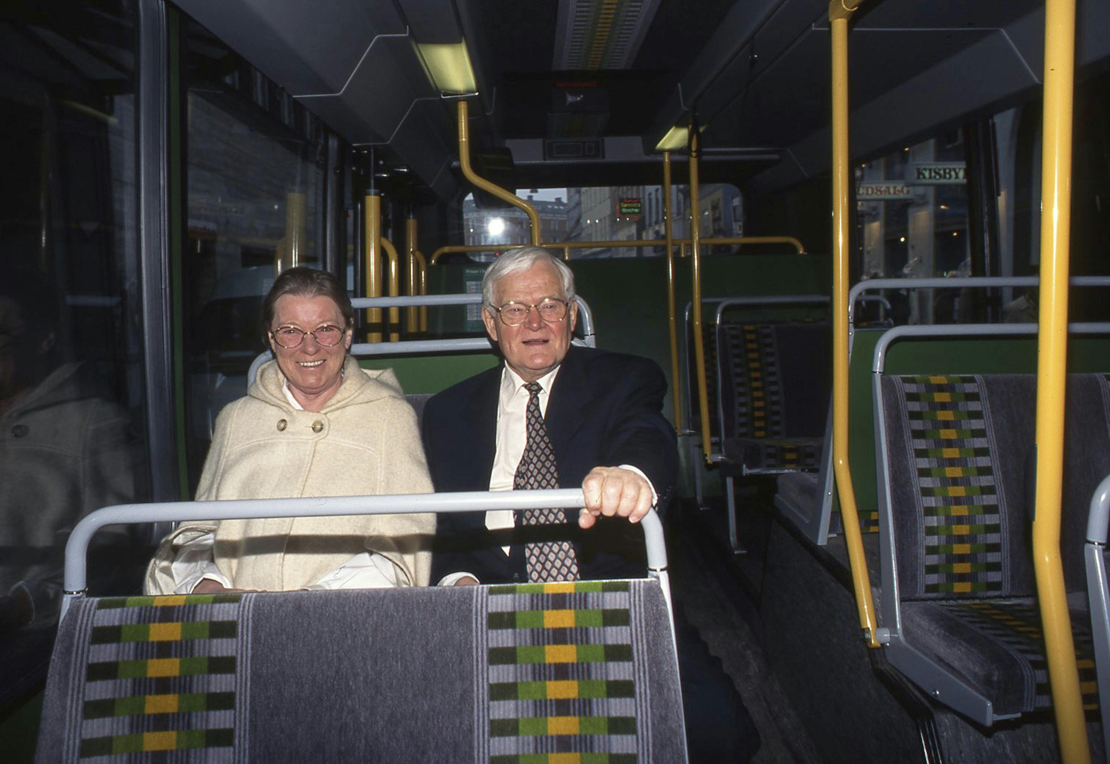 Skuespiller Ove Sprogøe fejrede sin 75-års fødselsdag, og i den anledning blev han og fru Eva Sprogøe kørt til fødselsdagsreceptionen på Folketeatret i en speciel city-bus.