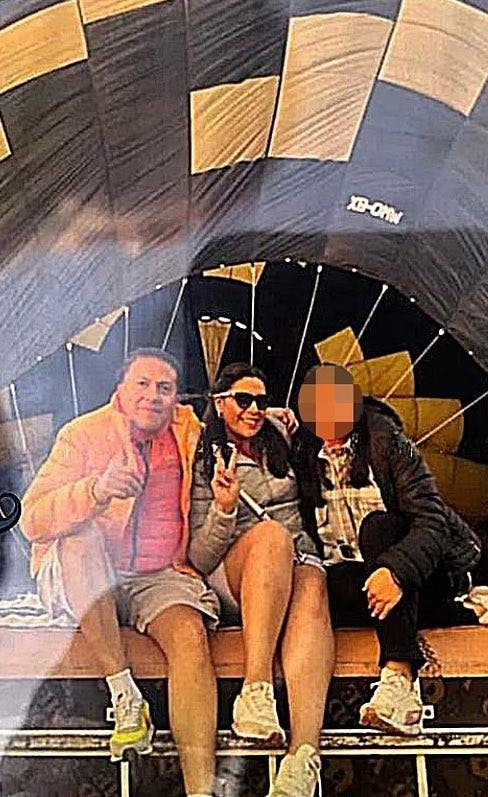 Det sidste billede af familien sammen. Det er taget lige før, de tager sammen op i luftballonen. Jose, 50, Viridiana, 38, samt helt ude til højre datteren Regina, hvis alder er ukendt, og som overlevede ved at kaste sig ud. 