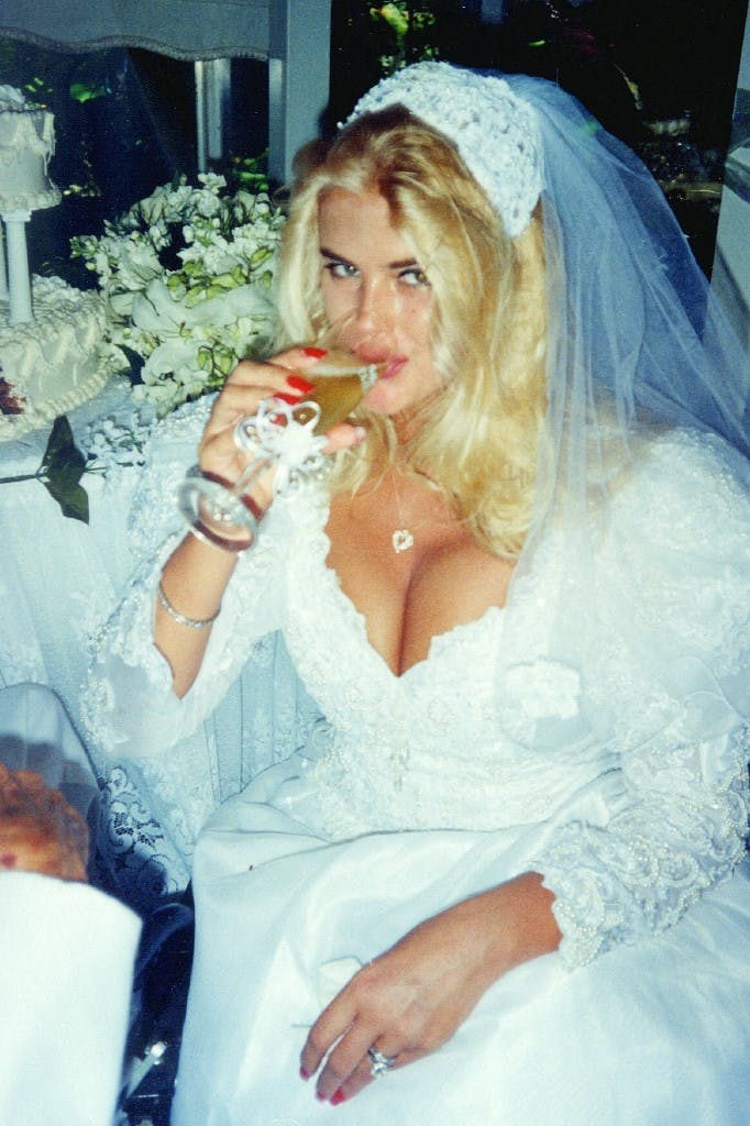 Anna Nicole Smith blev smedet sammen med olierigmanden i The White Dove Wedding Chapel, i Houston i juni 1994. 