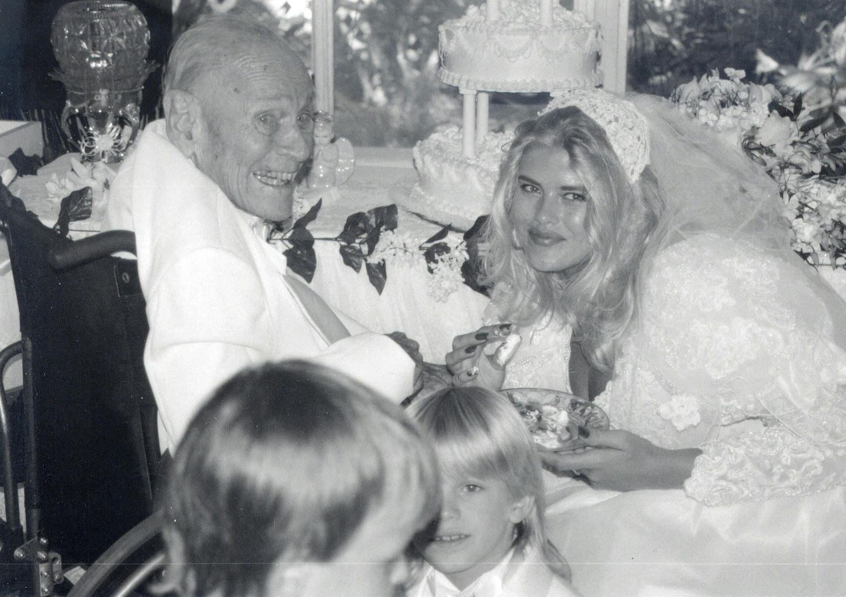 63 års aldersforskel er der simpelthen mellem dette yndige nygifte par 