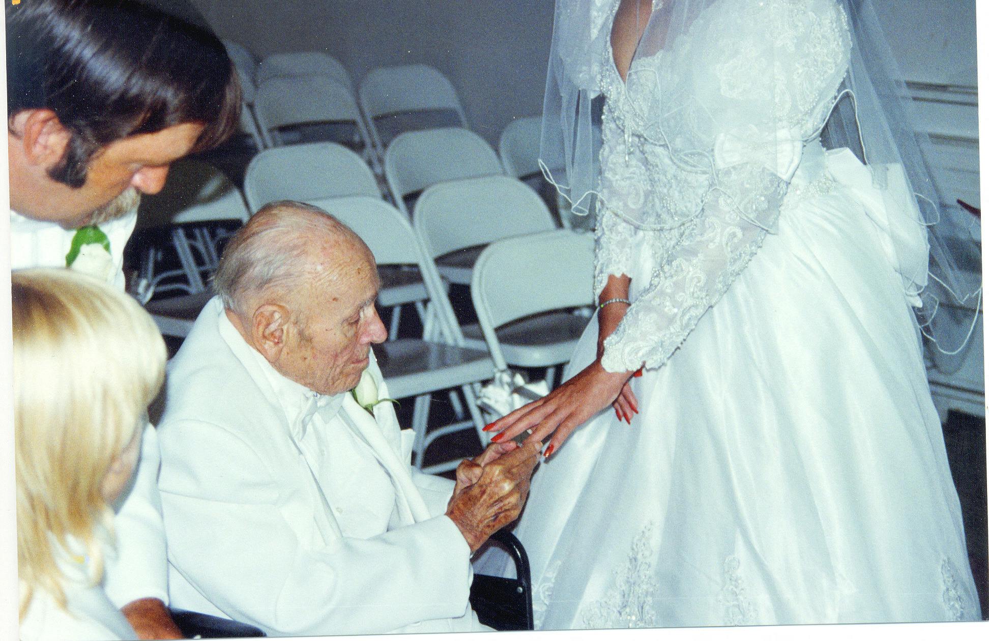 Netop på grund af det store alderskel mellem dem, blev Playboy-modellen skudt i skoene, at hun kun havde indgået ægteskab for at få fat i Marshalls mange penge. Han døde året efter vielsen, og familien lagde sag an mod Smith. 