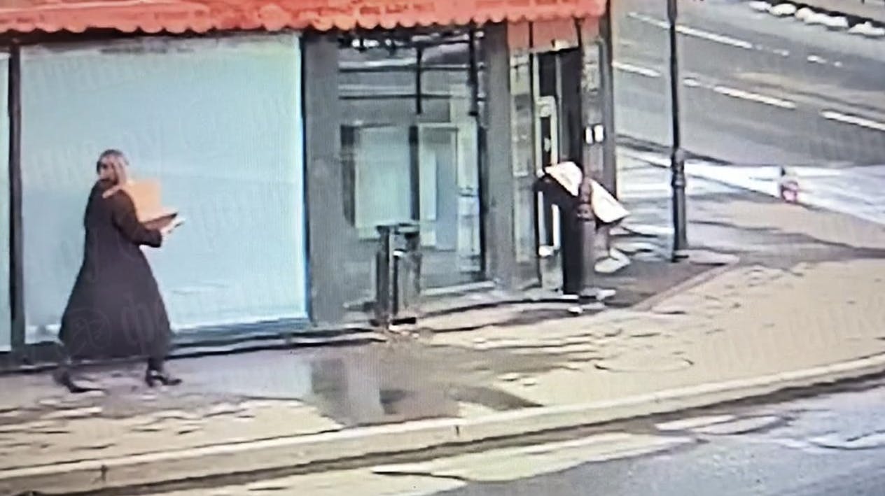 Dette billede viser øjeblikket, hvor kvinden bærer bomben ind på caféen. 