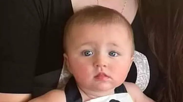 Lille Uriel Schock blev kun syv måneder gammel - hun mistede livet, da hendes bedstemor glemte hende i en glødende varm bil. Nu er bedstemoren sigtet for groft manddrab.