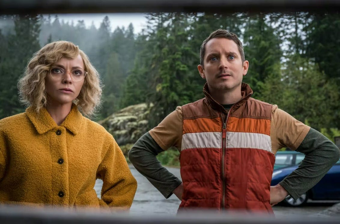 Christina Ricci som Misty og Elijah Wood som Walter i "YellowJackets".