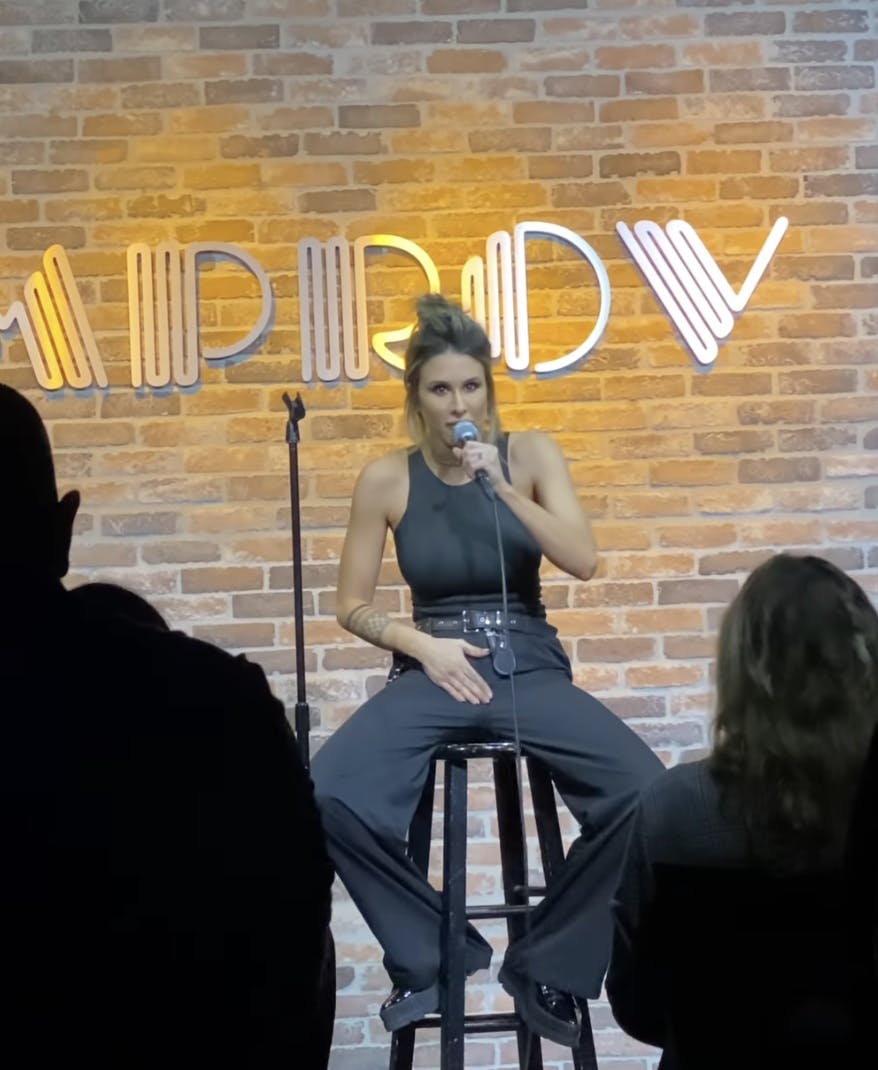 Brittany Furlan måtte sidde ned under sit show, fordi Tommy Lees penis er så stor, jokede hun.
