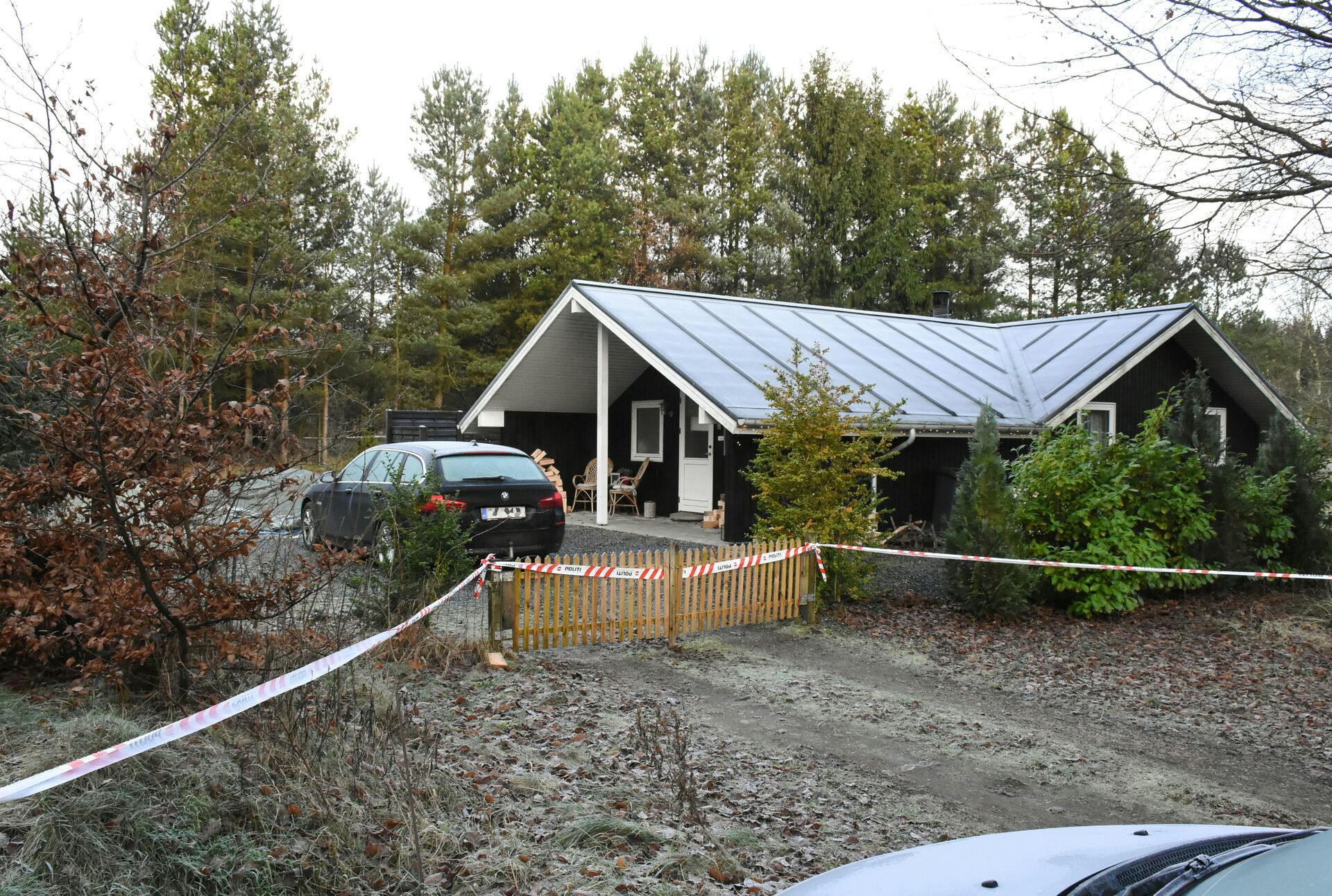 Iben Salling Syrik blev fundet dræbt i familiens sommerhus, hvor hun boede midlertidigt med sin 5-årige søn. Hun blev fundet druknet i det udendørs spabad.