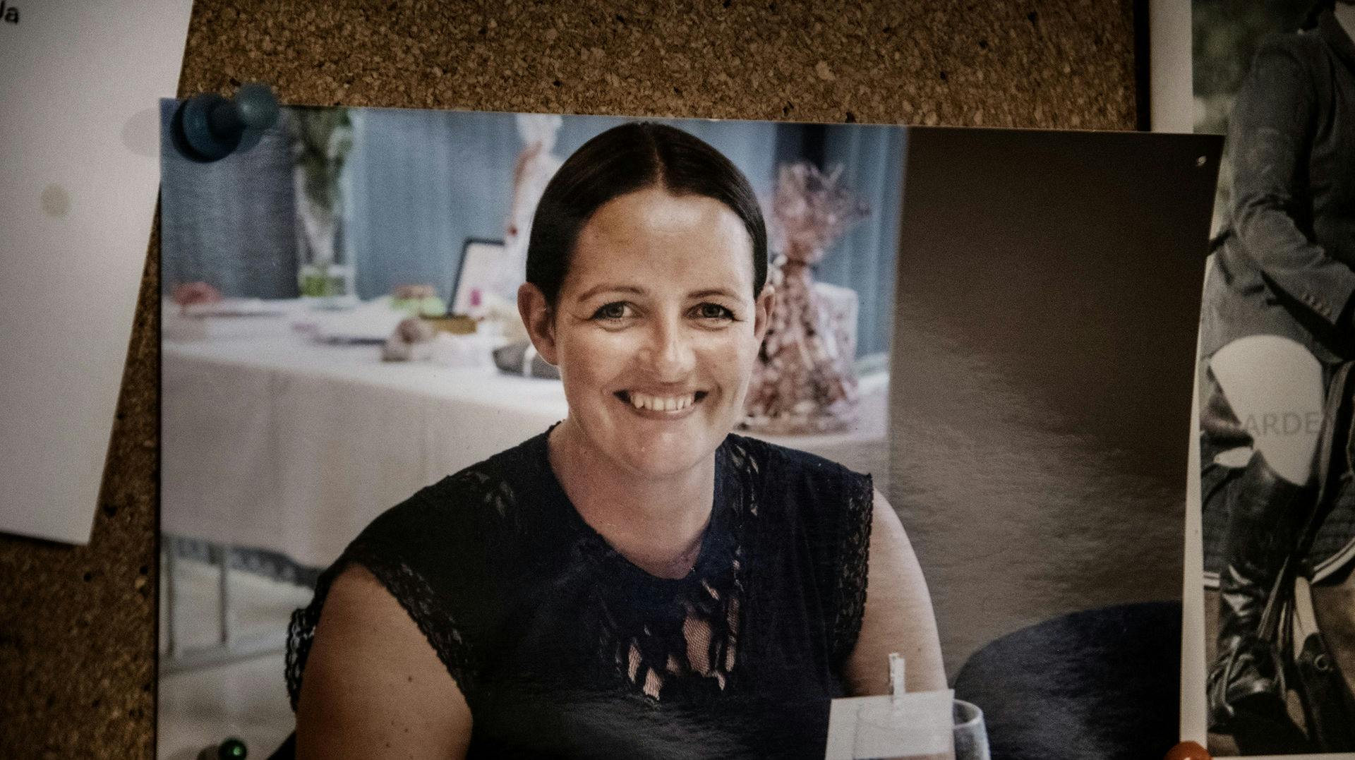 Det er mere end tre år siden, at et familiemedlem fandt 38-årige Iben Salling Syrik død i familiens sommerhus, hvor hun blev fundet druknet i det udendørs spabad. Det er hendes eksmand, som er tiltalt for drabet.