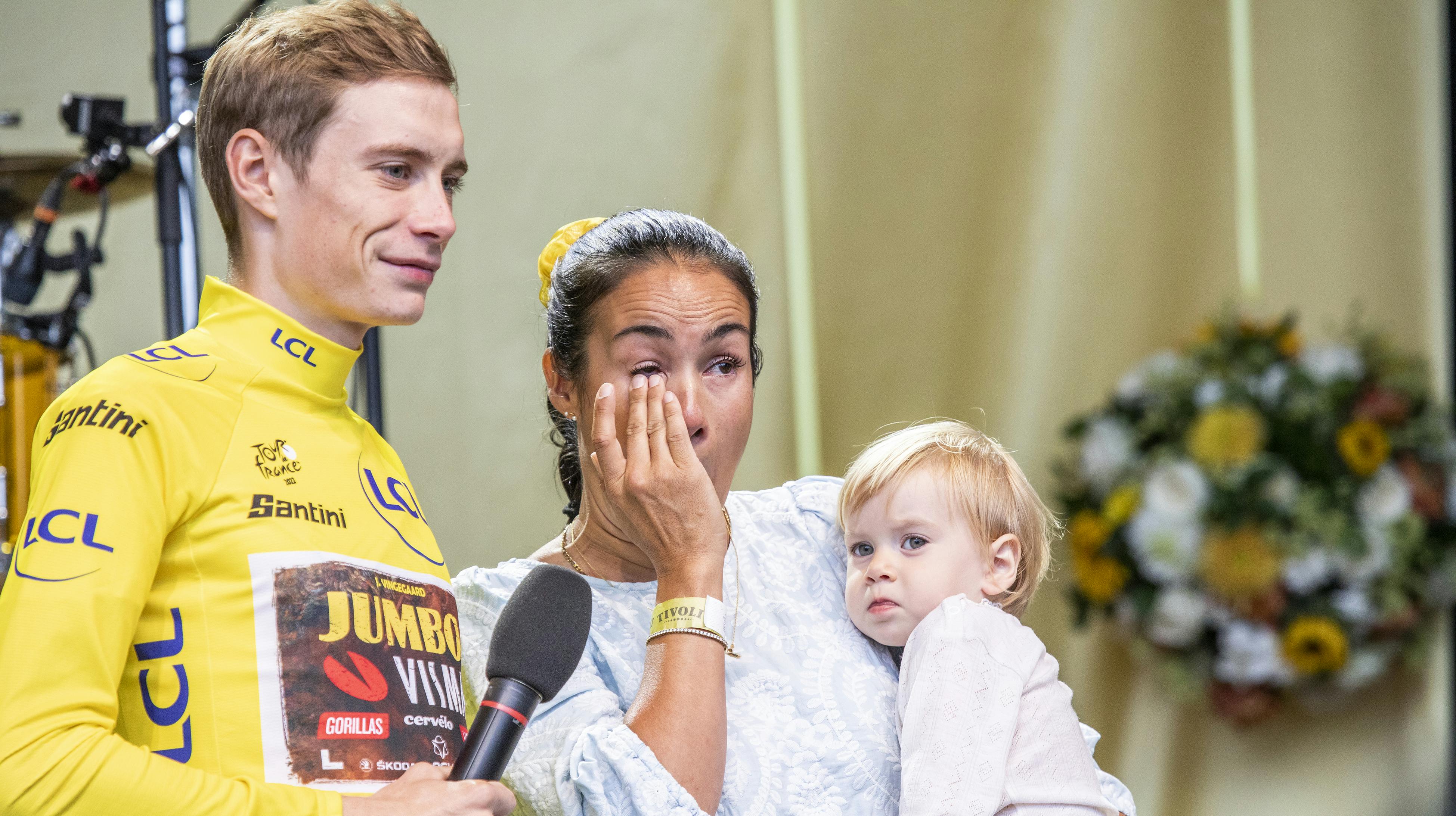 Både Trine og Frida var med på scenen, da Jonas Vingegaard fik en rørende hyldest i Tivoli efter den store Tour de France-sejr.