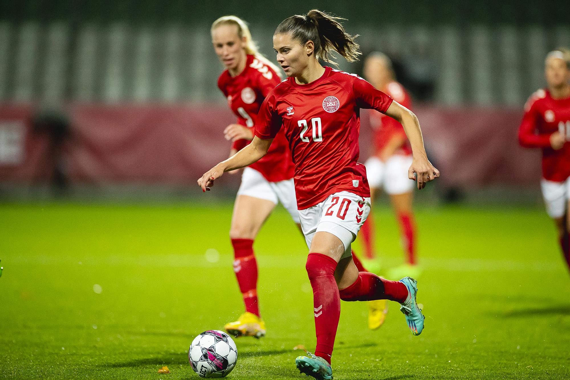 Det danske fodboldkvinder kommer ikke til at spille på hjemmebane.&nbsp;