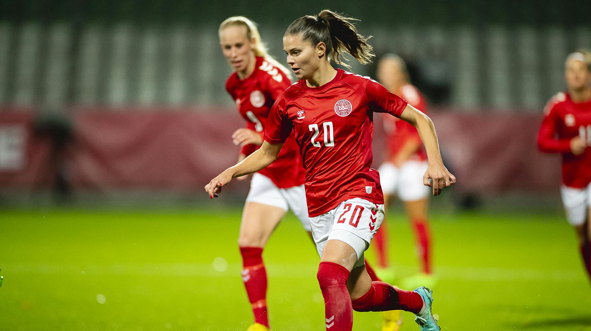 Det danske fodboldkvinder kommer ikke til at spille på hjemmebane. 