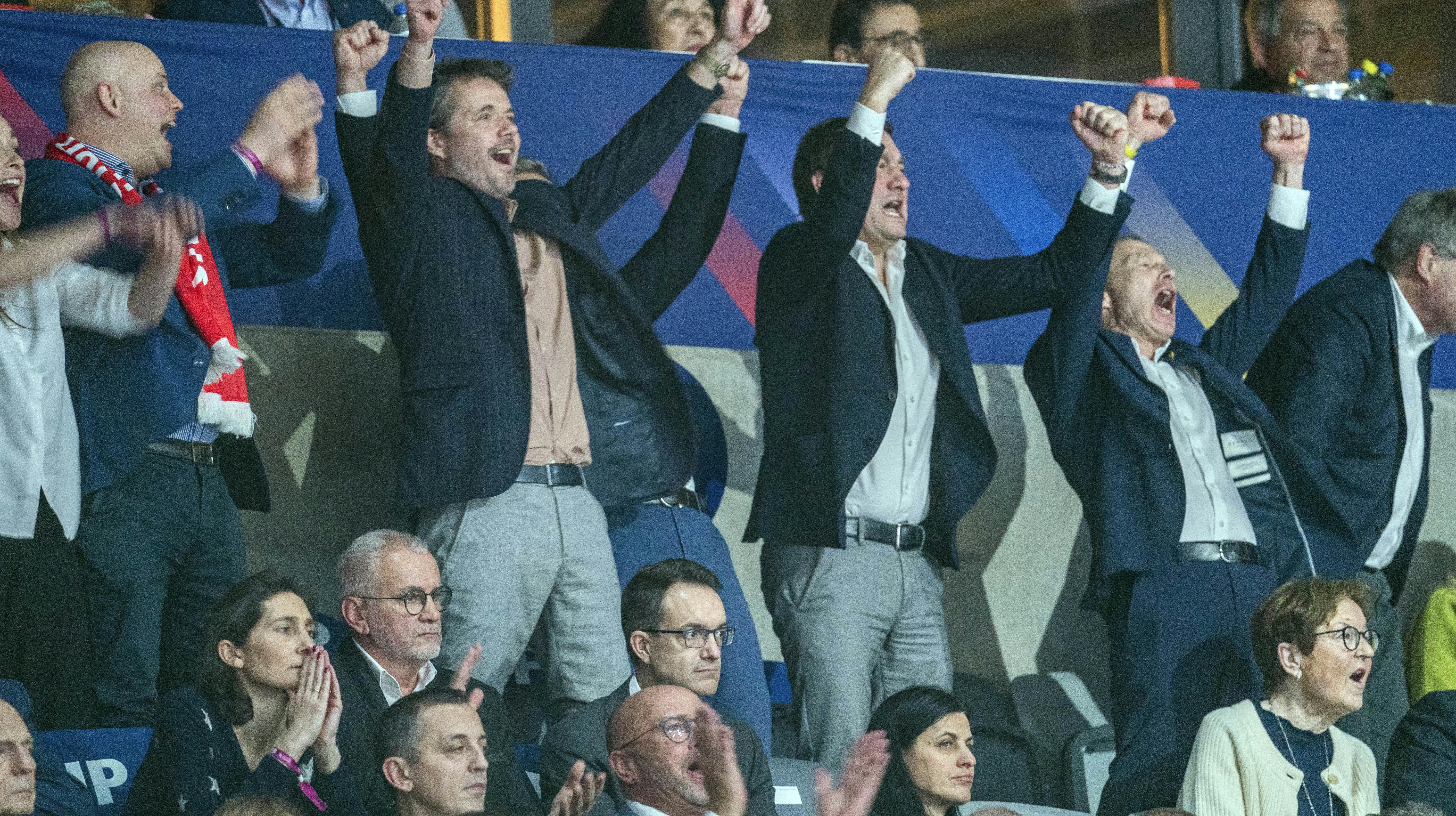 Da håndboldherrerne sikrede sig den tredje VM-guldmedalje i træk, var det med kronprins Frederik på tribunen i Stockholm. Sådan var det dog ikke, da kvinderne få måneder forinden havde spillet EM-finale i Slovenien.