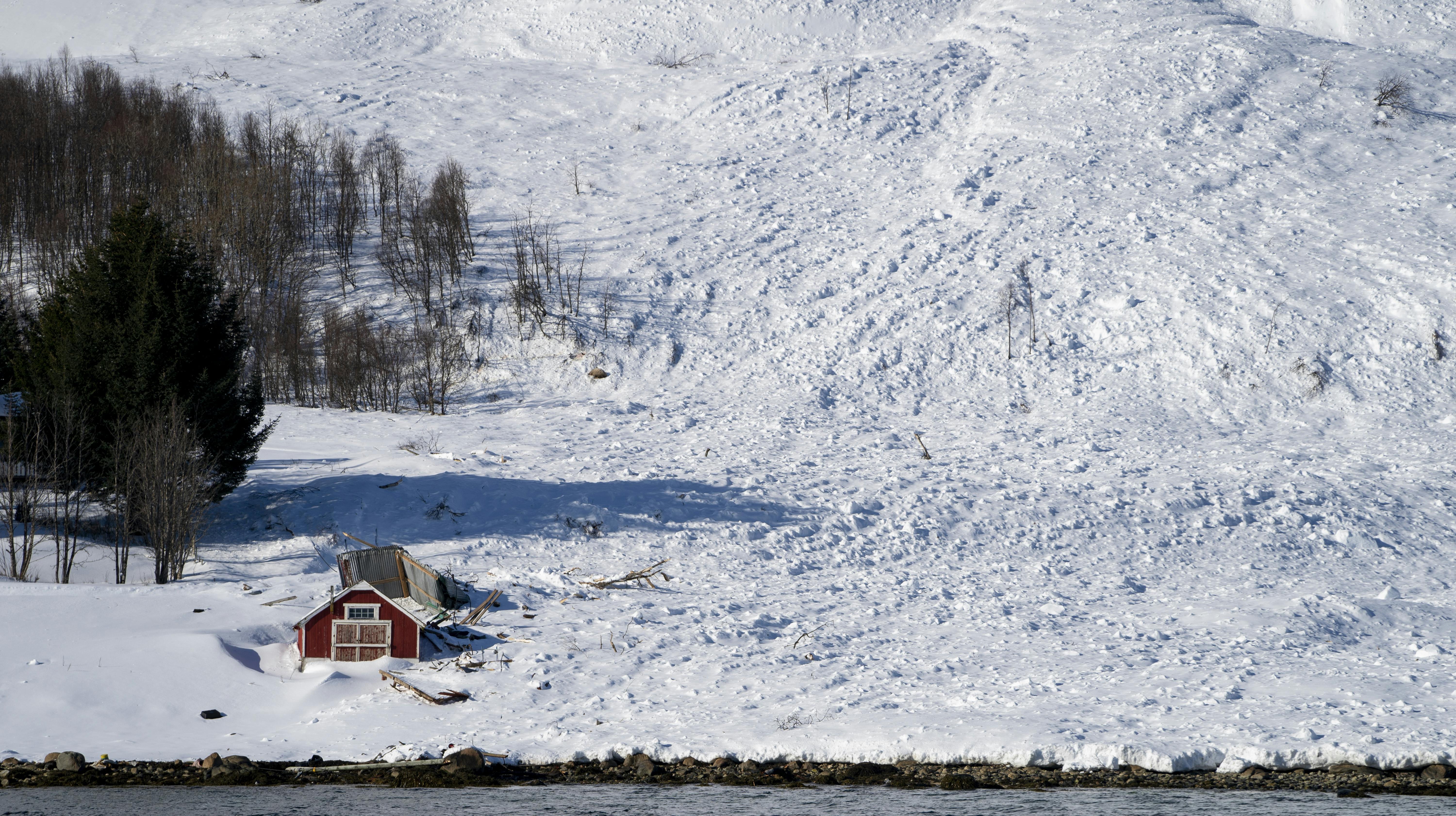 Her ses resterne af den gård, som blev revet til havs af en voldsom lavine. Gårdens to beboere har mistet livet.