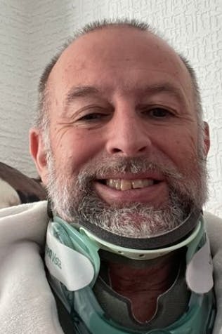 Ulykken sendte katteejeren på hospitalet i to uger 