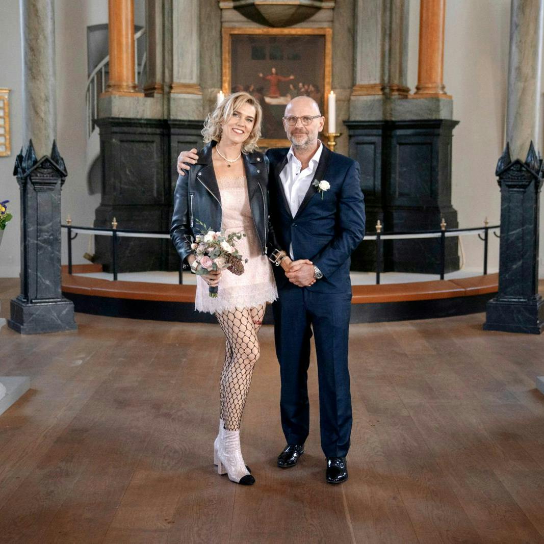Sådan så det ud, da Henrik og Nanna Qvortrup blev gift sidste år. Nu drømmer Nanna om mange flere bryllupper, men med hende som præst.