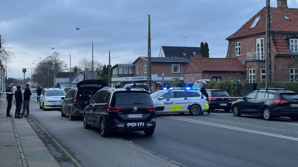 En mand blev forsøgt dræbt under et knivoverfald i en frisørsalon i Emdrup sidste år. Nu har politiet anholdt to mistænkte i sagen.