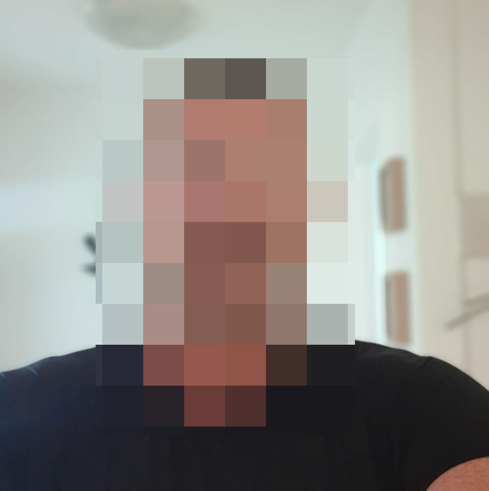 Den nu 45-årige drabstiltalte har tidligere været gift med Iben Salling Syrik. Ifølge SE og HØR's oplysninger arbejdede han inden sin fængsling som håndværker, og kommer fra Horsens-egnen.