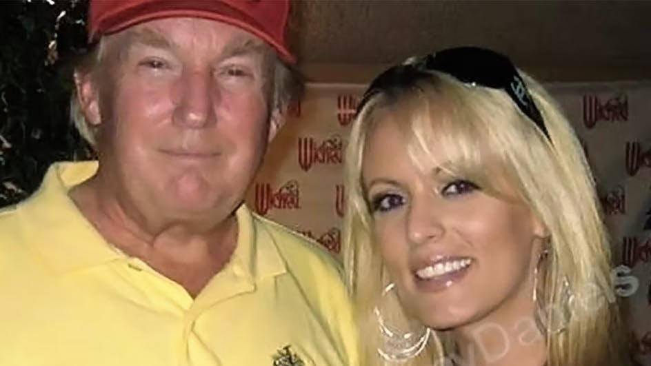 Donald Trump og Stormy Daniels fotograferet sammen&nbsp;under en golfturnering i Californien i 2006.