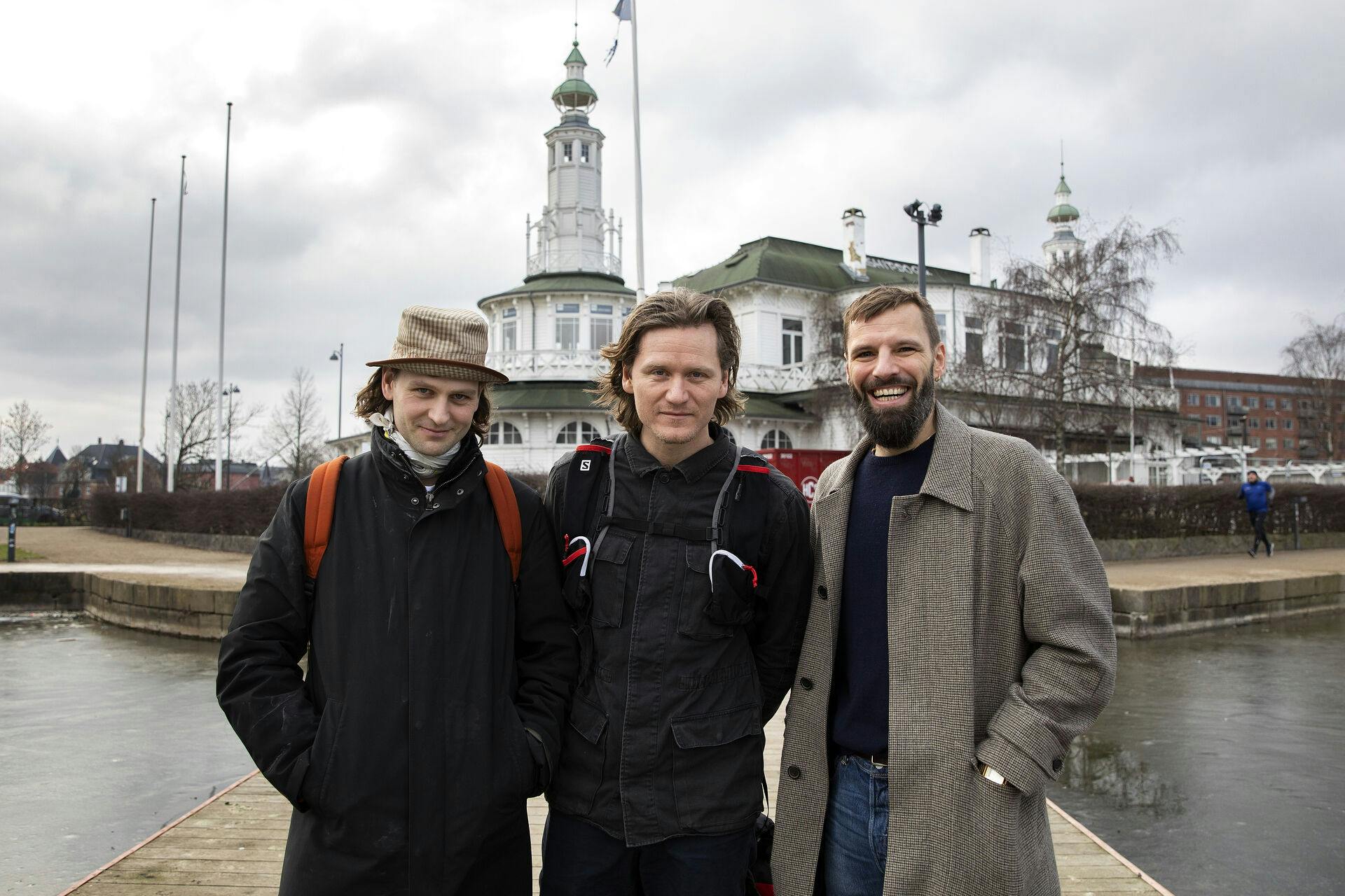 Simon Frank (t.h.) er en stor kanon i det københavnske natteliv. Her ses han sammen med kokken Frederik Bille Brahe (.t.v.) og klubkonge-kollegaen Simon Lennet, da de overtog Søpavillonen i København.