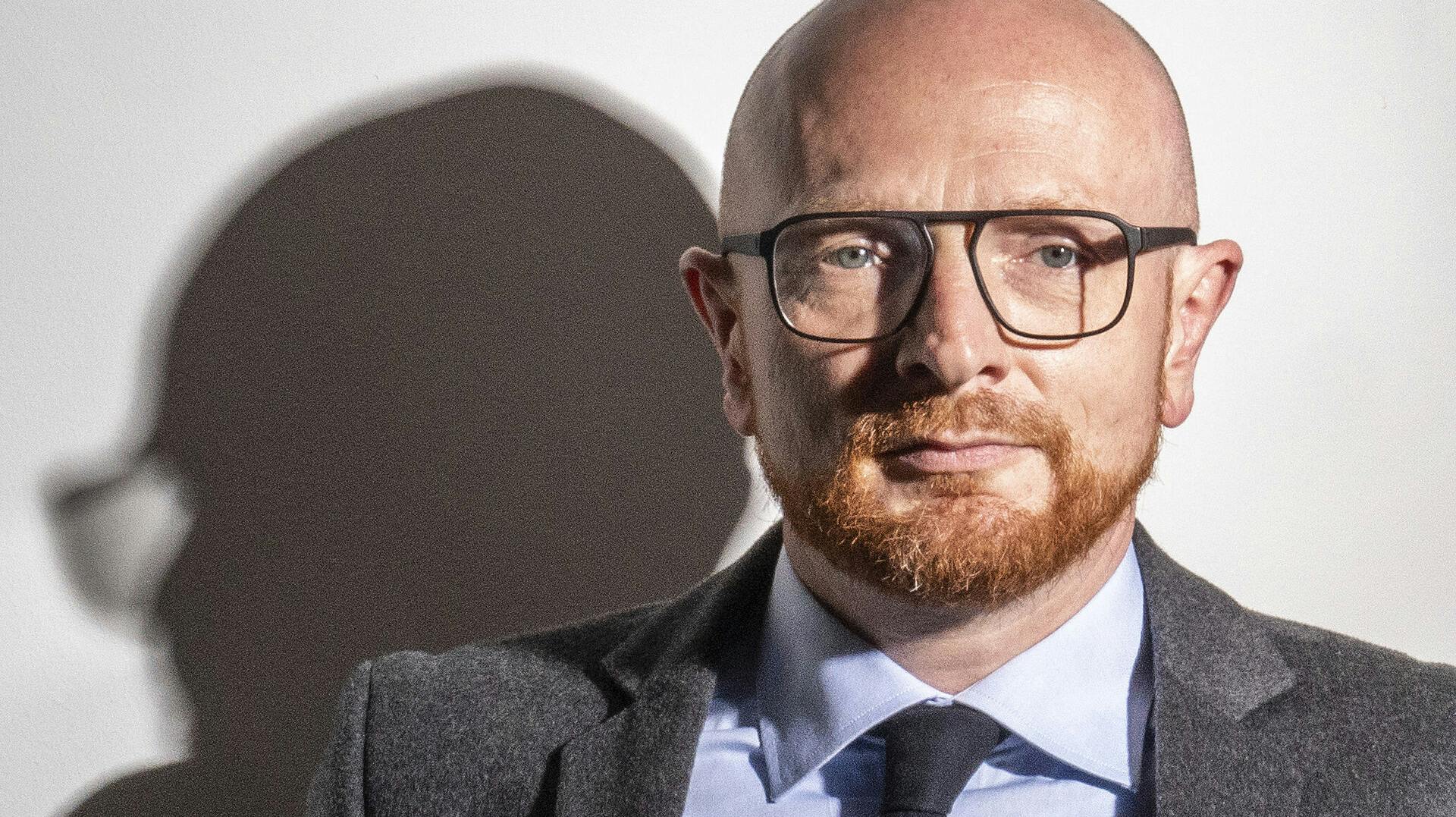 Mads Brügger må "nøjes" med en løn på 50.000 kroner.