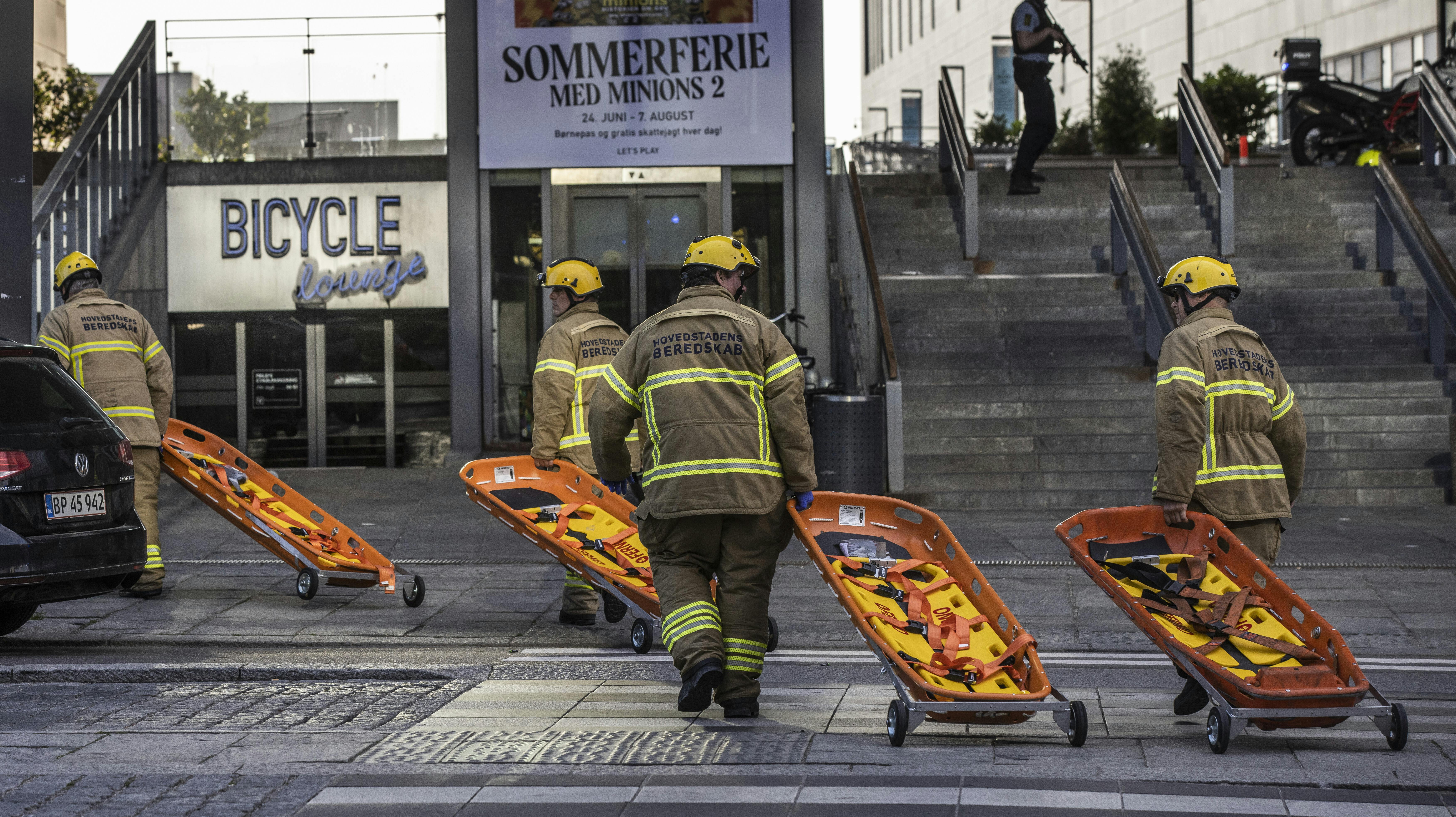 Tre blev dræbt og flere såret ved skyderi i indkøbscenteret Fields. 