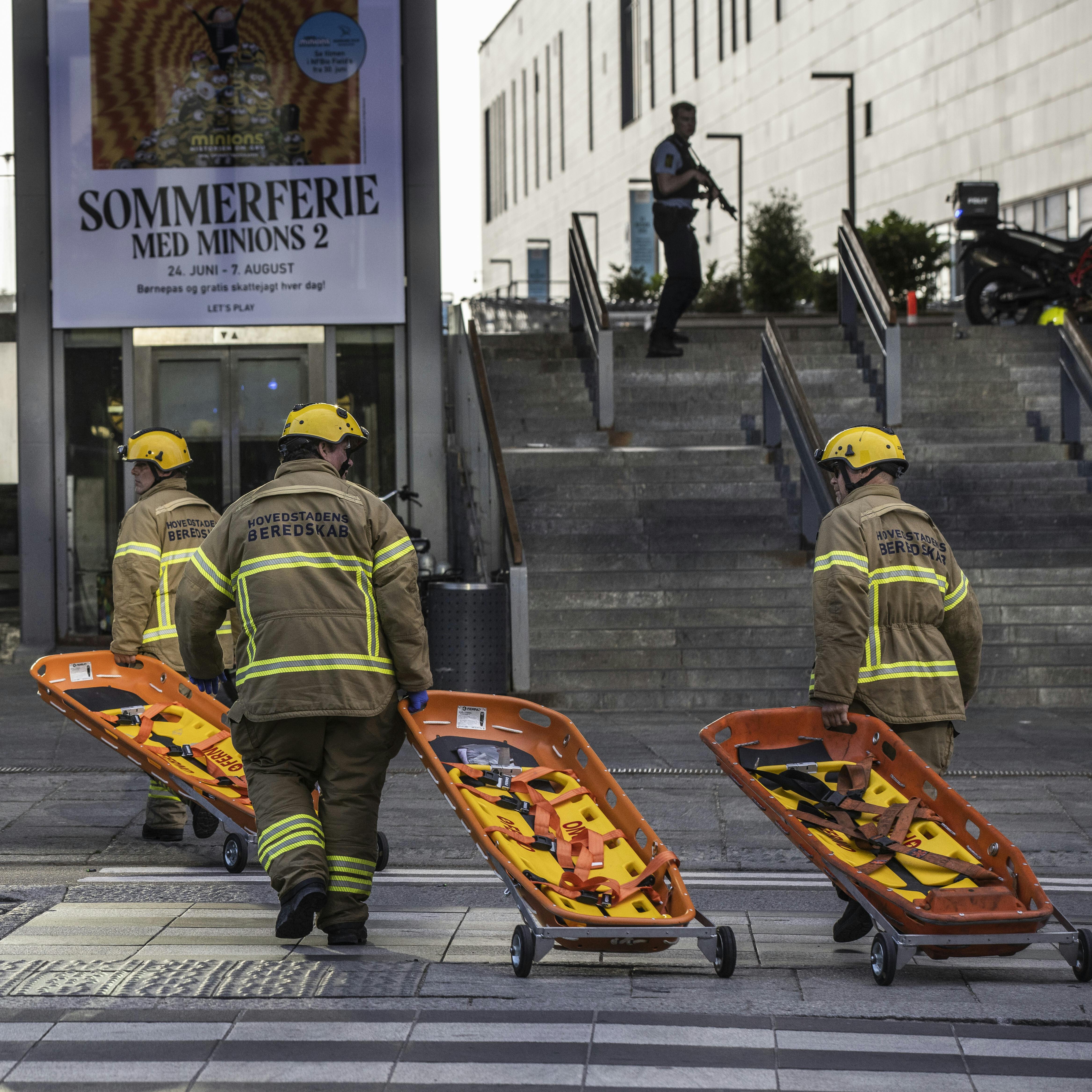 Tre blev dræbt og flere såret ved skyderi i indkøbscenteret Fields. 