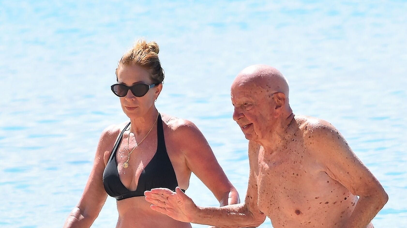 Milliardæren Rupert Murdoch har angiveligt smidt sin 26 år yngre forlovede, Ann Lesley Smith, på porten.