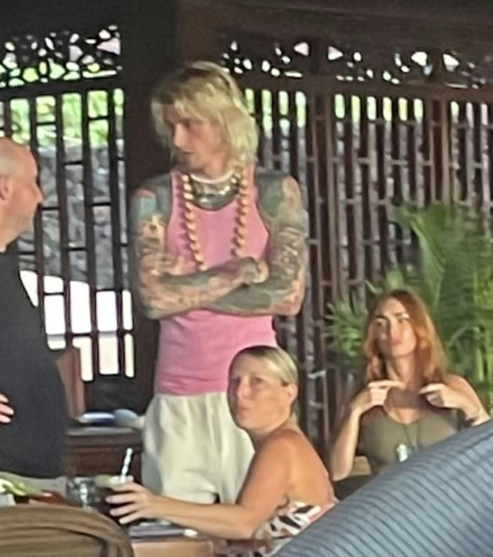 Machine Gun Kelly og Megan Fox fotograferet sammen på Hawaii.
