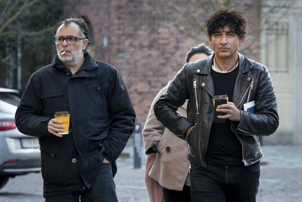 Komiker Omar Marzouk (t.v.) og filminstruktør Manyar Parwani (t.h.) har lidt nederlag i Østre Landsret, der onsdag har stadfæstet en byretsafgørelse om, at de ikke må vise omstridte optagelser af forfatter Sara Omar. (Arkivfoto). 