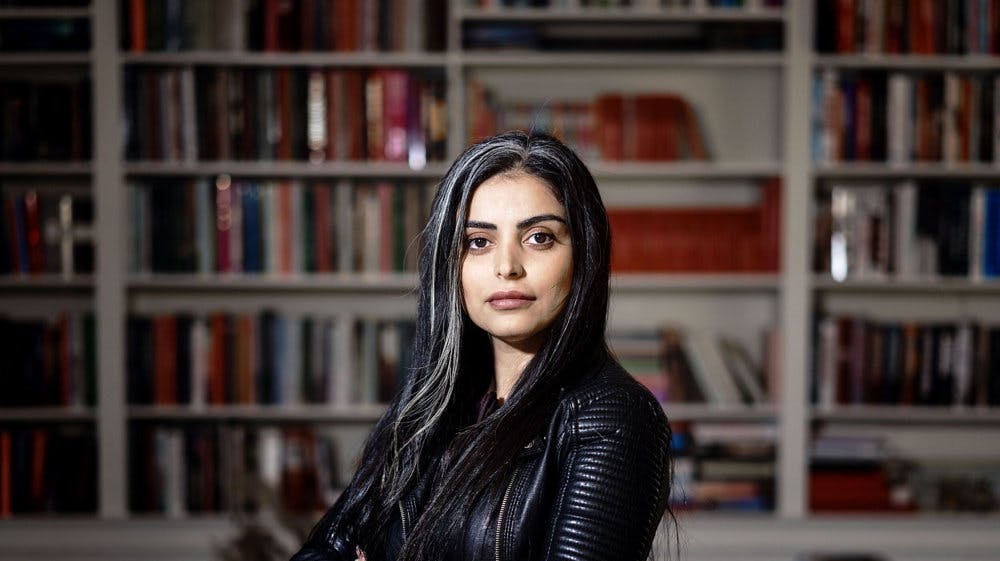 Stridens kerne er timevis af optagelser af Sara Omar, der er lavet i kølvandet på udgivelsen af hendes roman "Dødevaskeren" fra 2017.