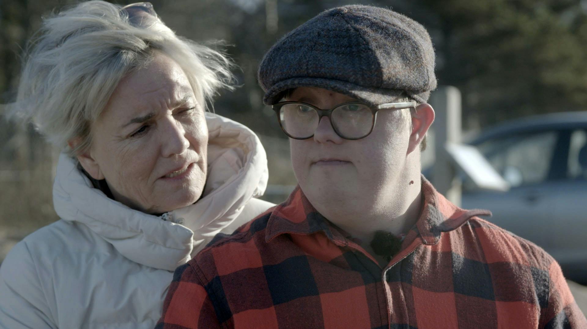 Mor Mitzie må trøste sønnen Jeff, efter har får sit hjerte knust i aftenens afsnit af "Ups, vi er voksne". 