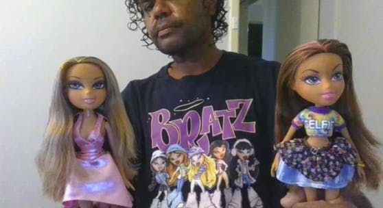 Terrence Kelly med sine Bratz-dukker
