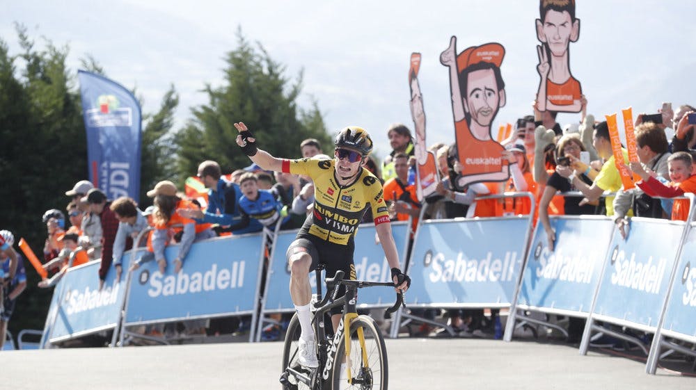 Tour-vinderen kører med klatten.