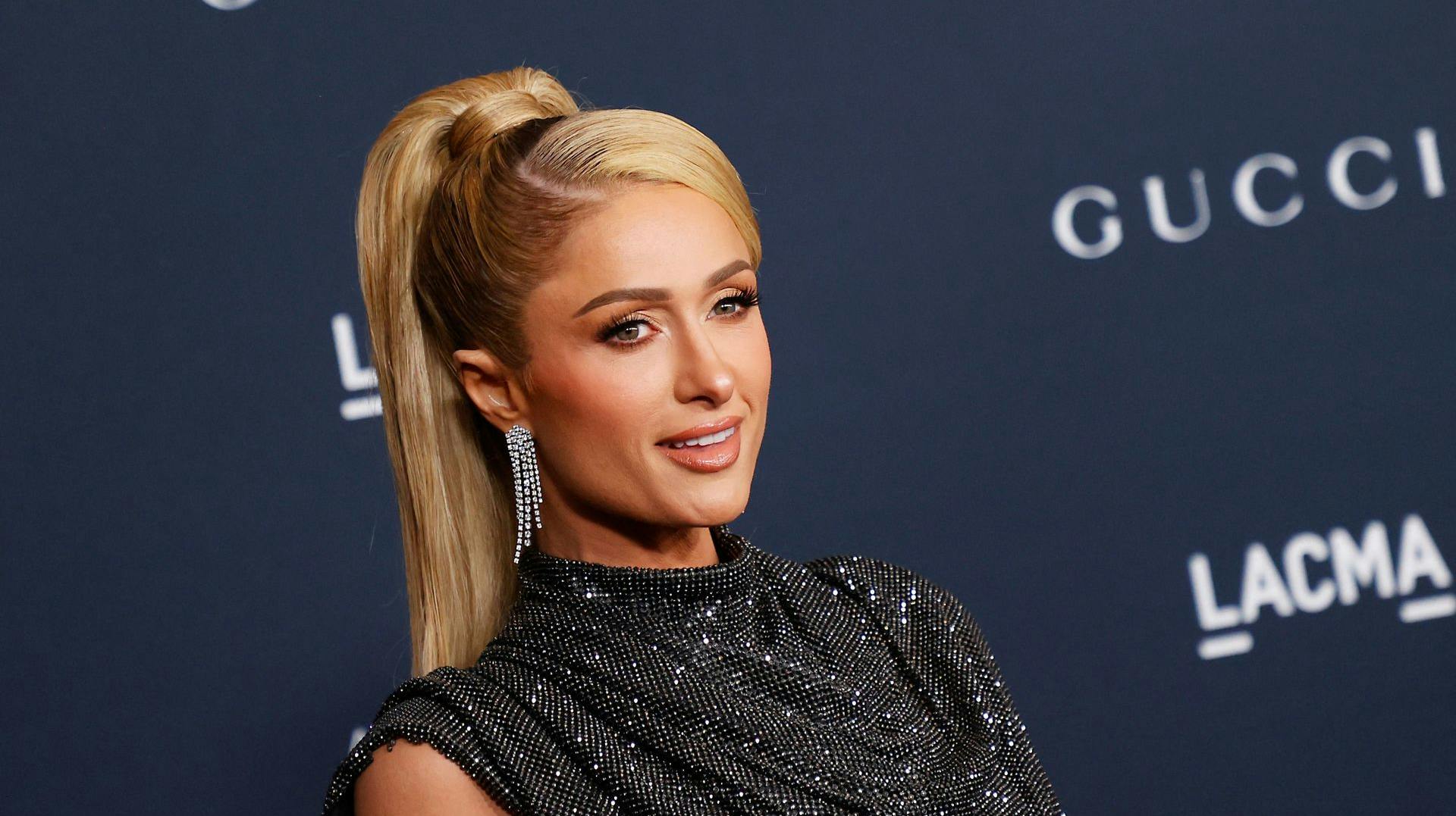 Paris Hilton viser for første gang sin søn frem.