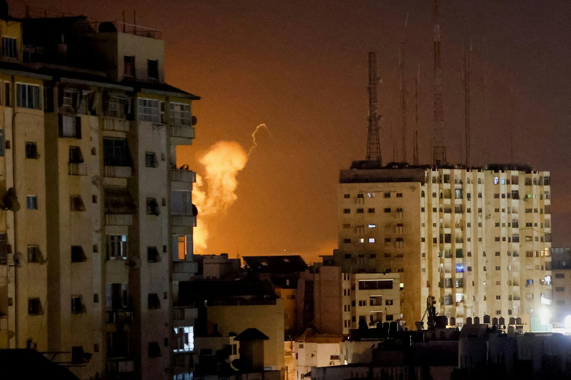 De seneste dages konflikt kulminerede torsdag aften, da Israel satte jagerfly ind og angreb bygninger i Gaza.