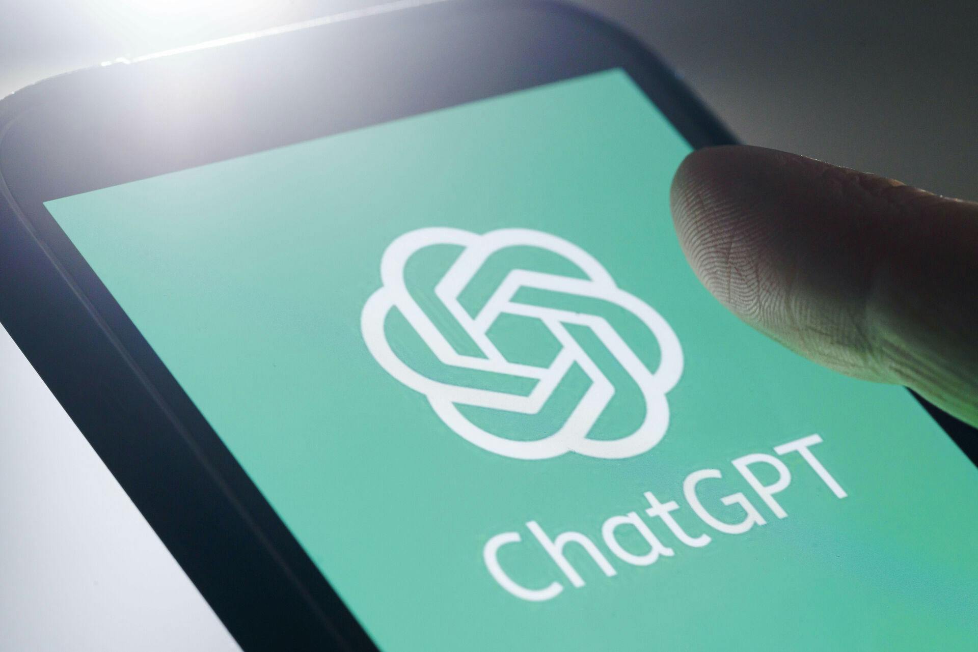 Det skal være forbudt at bruge ChatGPT i skolerne på en måde, der kan hjælpe eleverne med at få bedre karakterer.