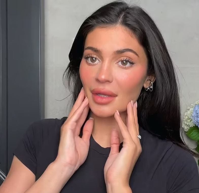 Det er en meget mere "bar" Jenner, der poserer på Vouges nyeste video. 