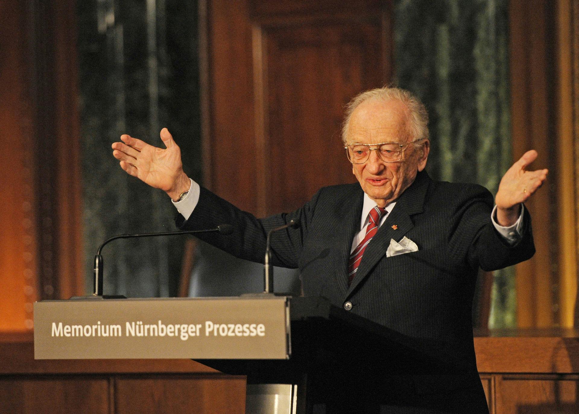 Benjamin Ferencz til åbningen af et nyt informations- og dokumentationscenter "Memorial Nuremberg Trials" i Nürnberg 2010.